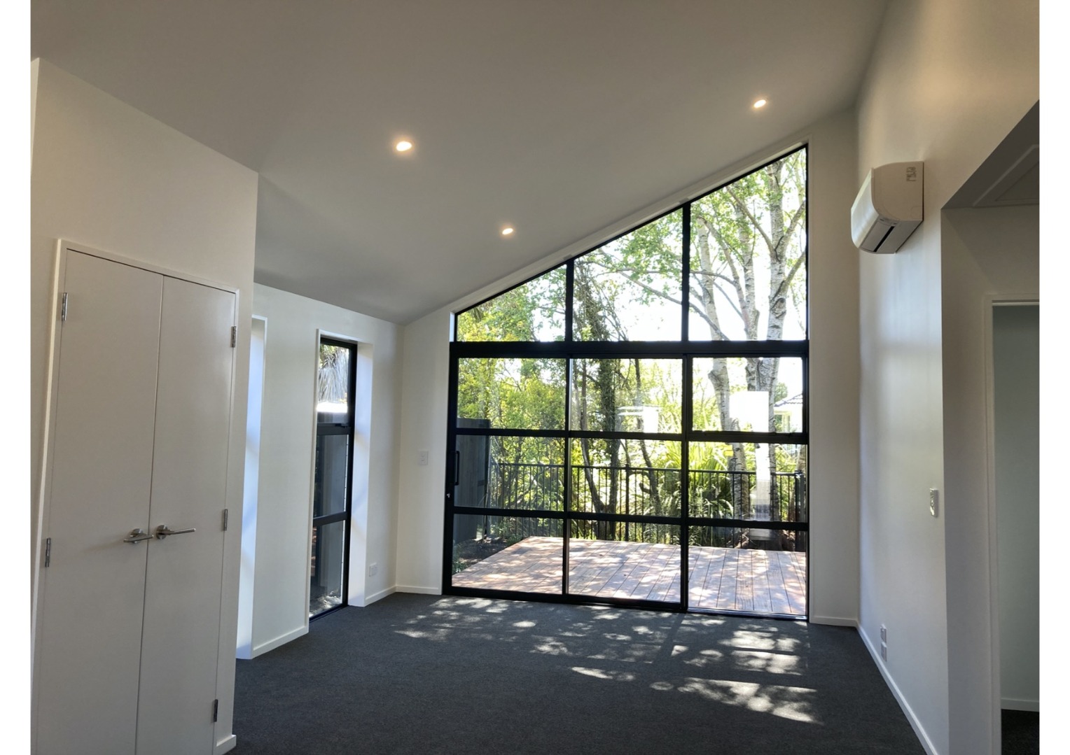4-68 Proctor - lounge to exterior