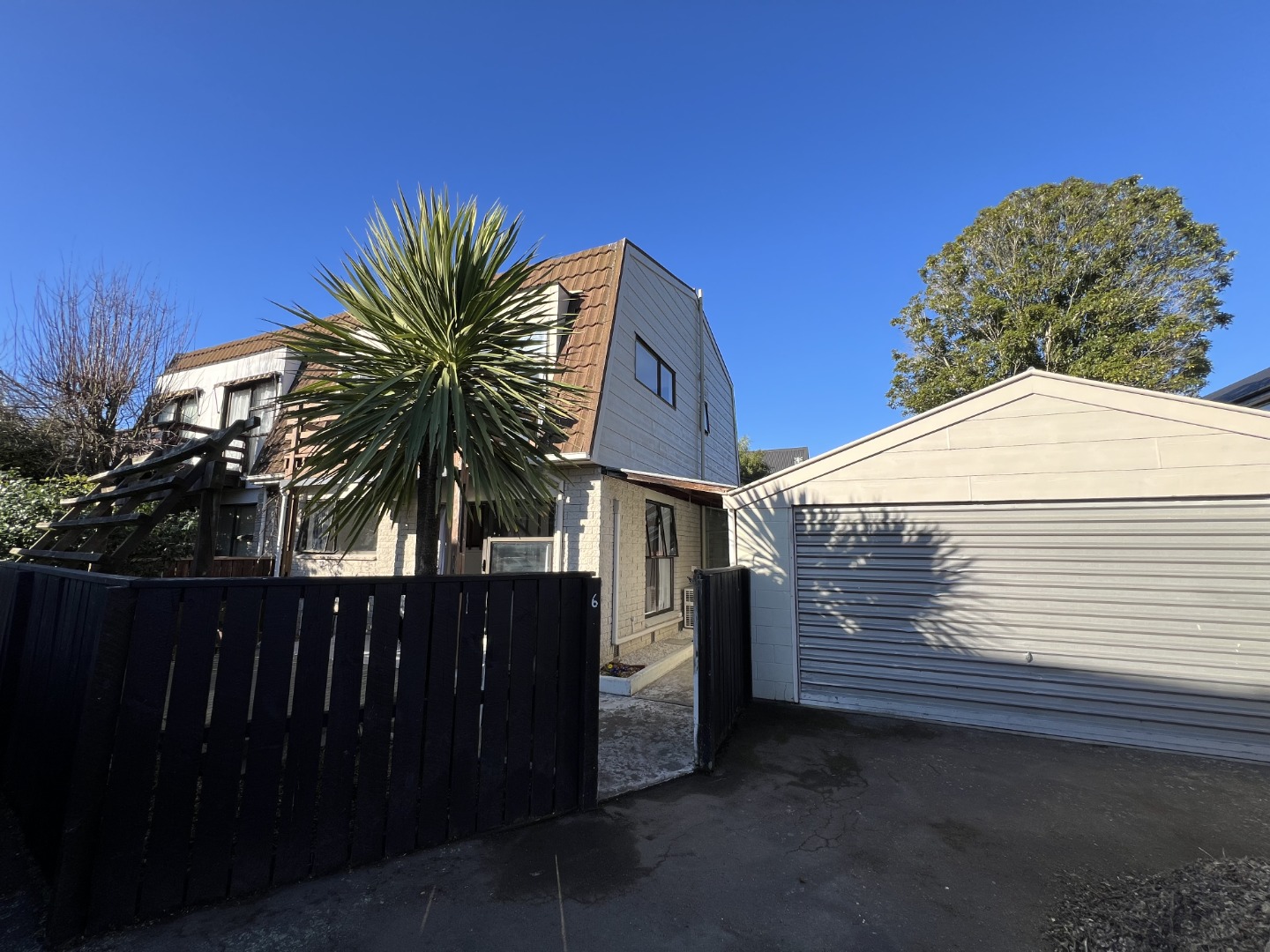 6/32A Peer Street