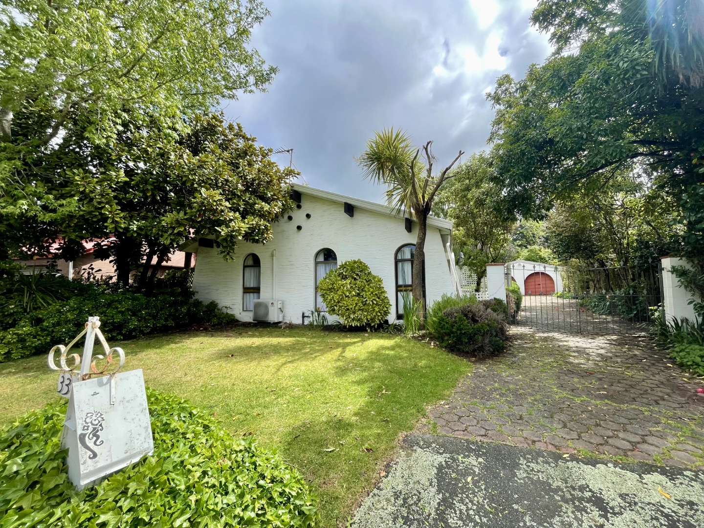 33 Yellowstone Crescent