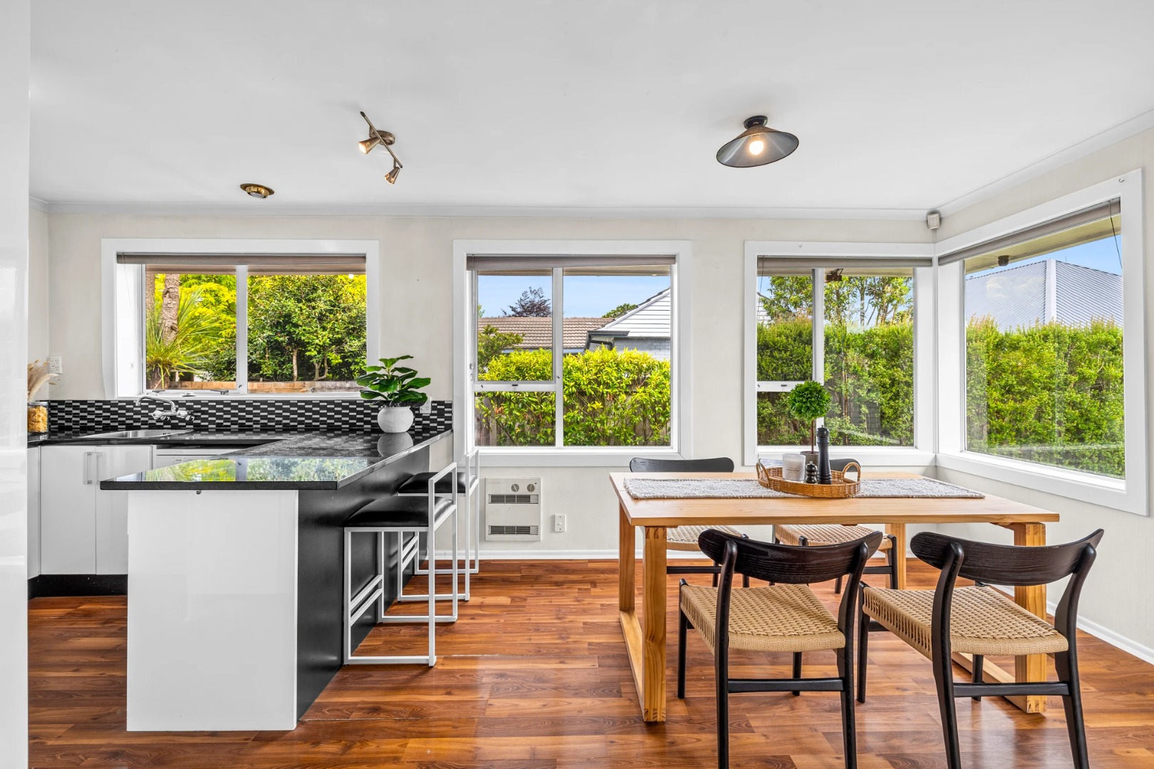 eb28-H3414393-176507749__1764023149-16973-151