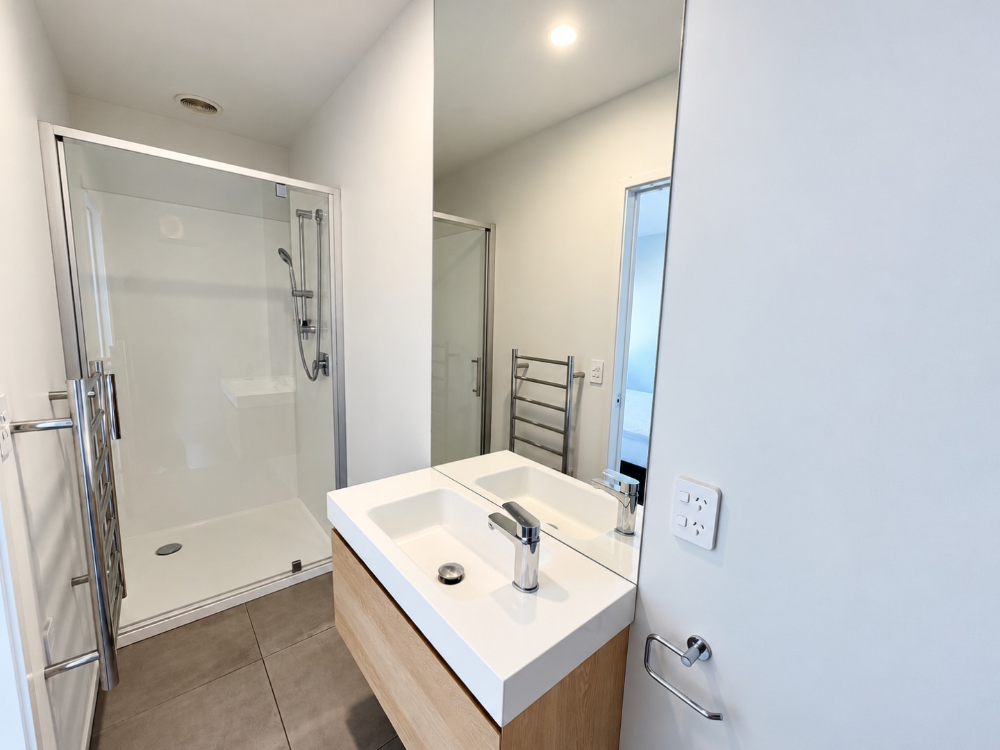 Modern Minimalist Bathroom Interior (1)