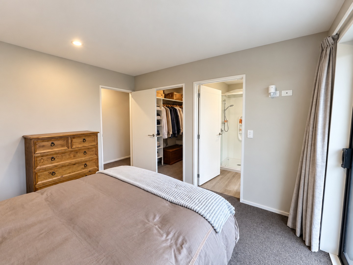 Bright Neutral Bedroom with Open Ensuite