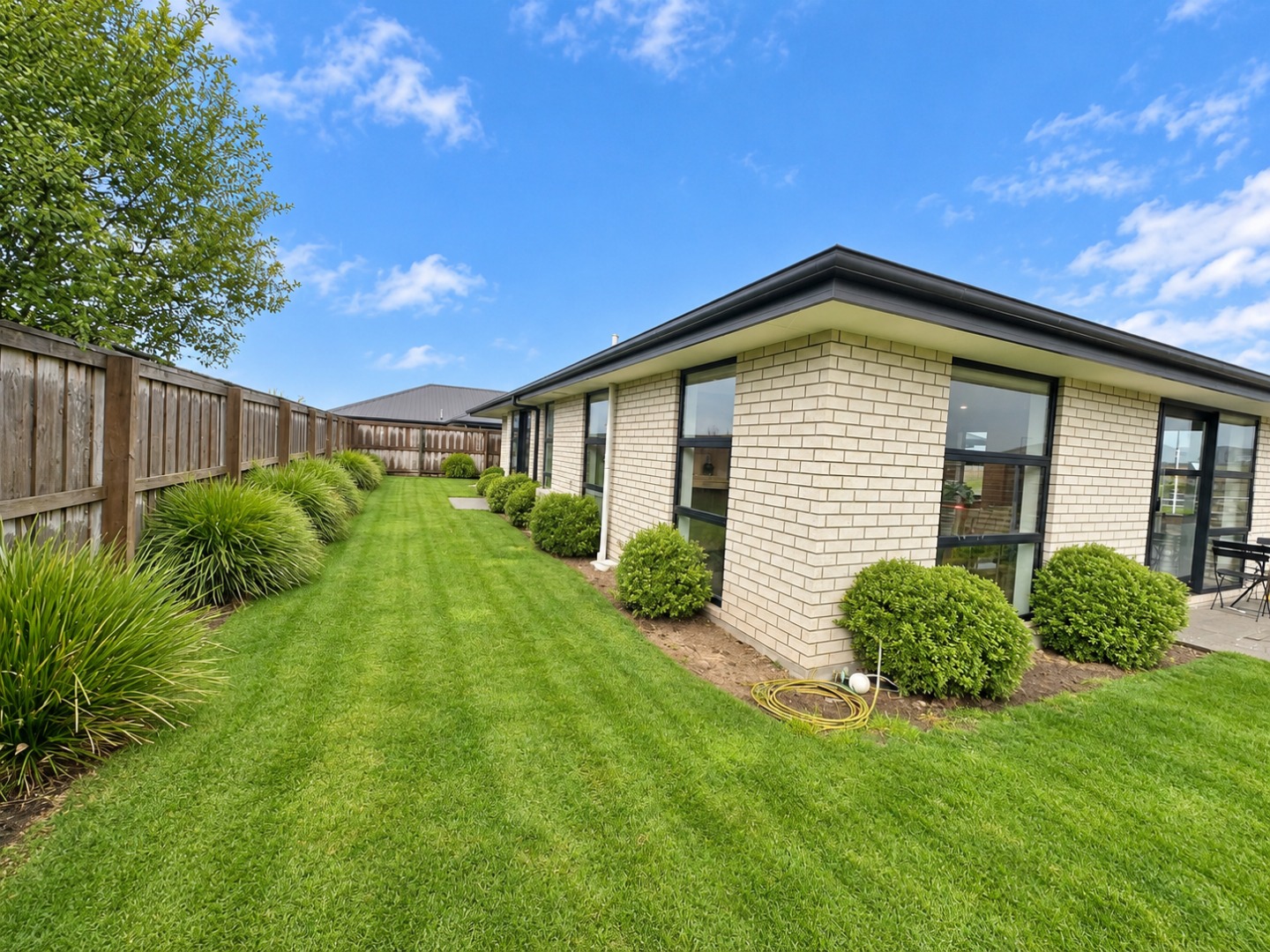 Modern Side Yard with Lush Lawn (1)