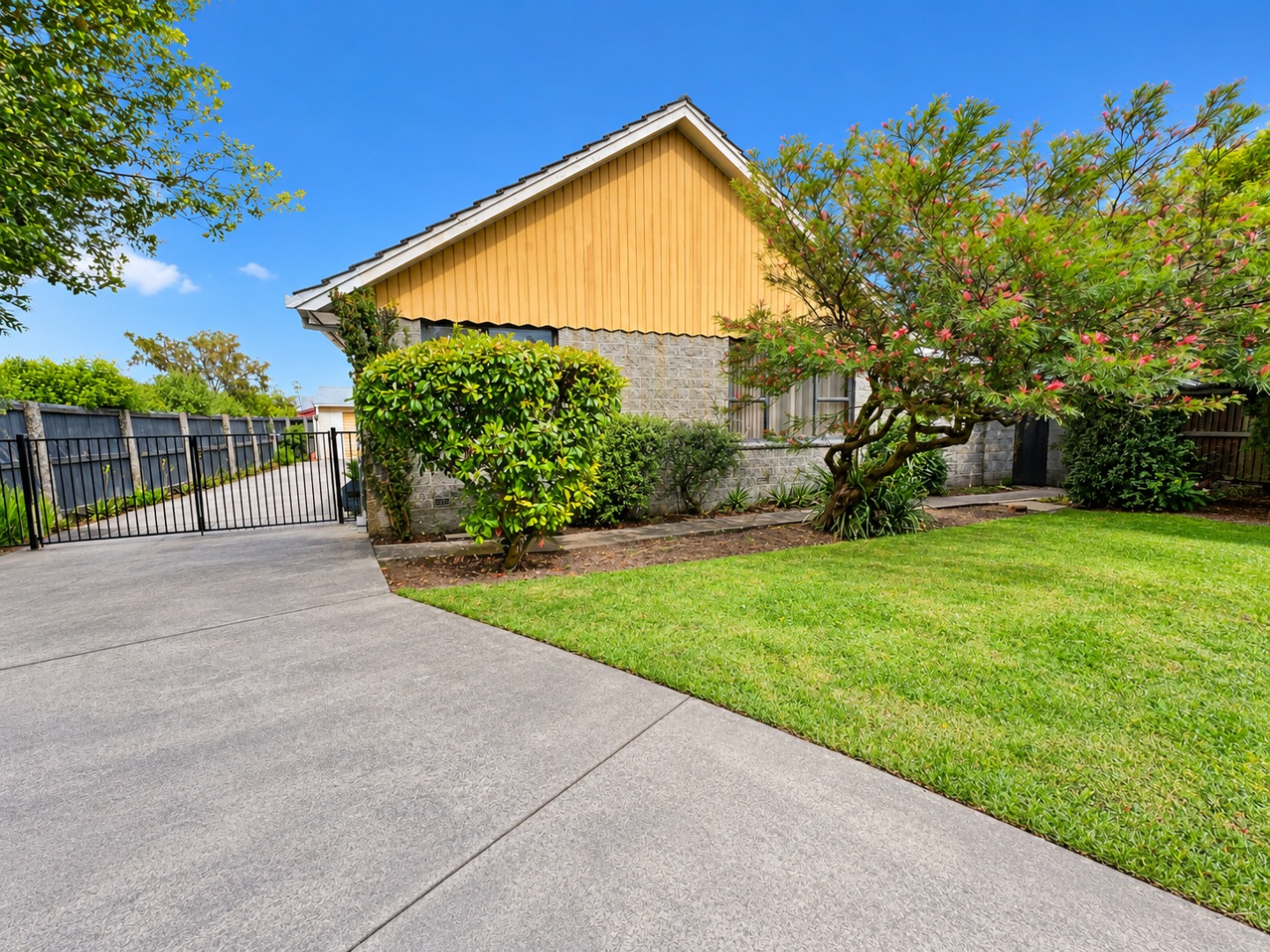 8 Rowley Avenue