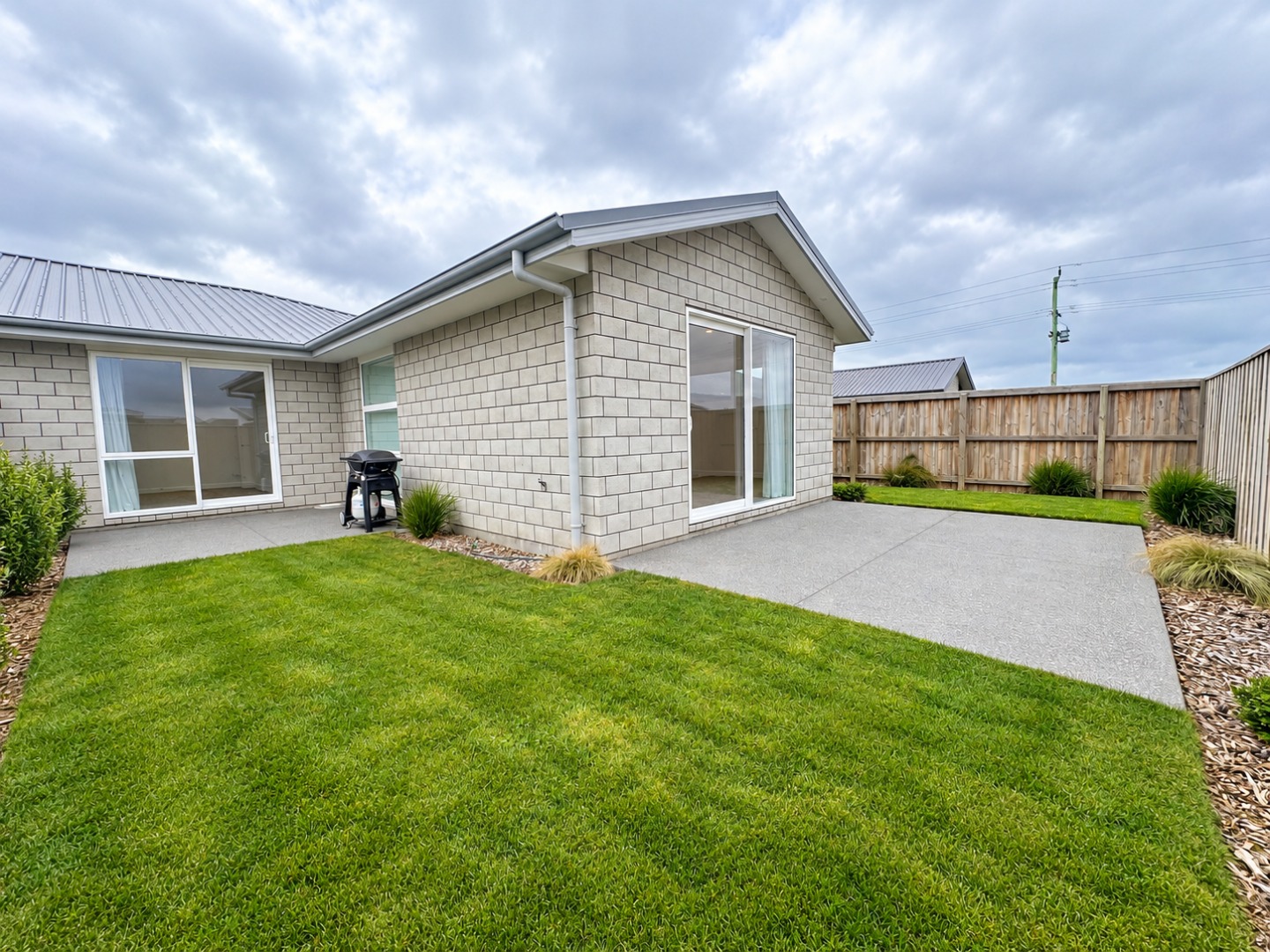 Modern Backyard Patio and Lawn (1)