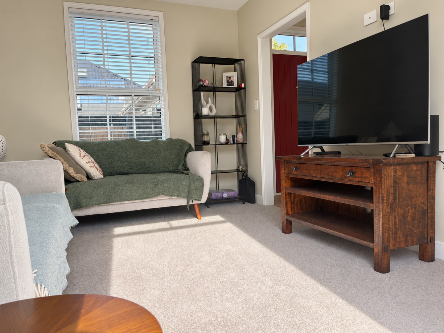 Balanced daylight in a warm living room