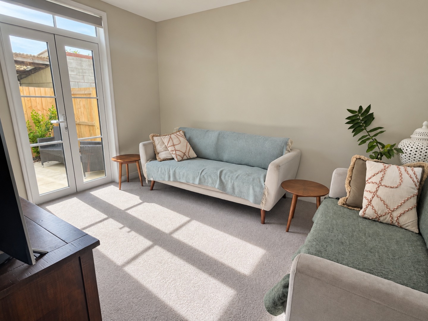 Natural daylight in a calm living room